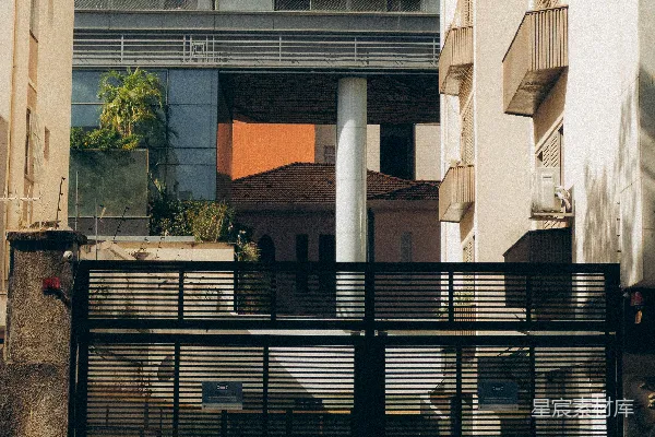 高清摄影 现代建筑前景是金属栅栏