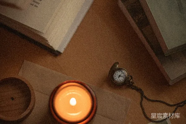 桌子上的一盏灯