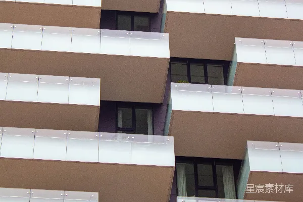 高清摄影 一座高大的建筑，窗户很多。