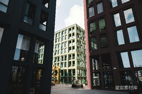 高清摄影 两座高大的建筑物并排而立。