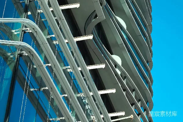 高清摄影 一座高大的建筑，有许多窗户和金属栏杆。