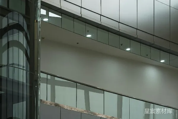 高清摄影 现代建筑内部，带有玻璃和金属细节