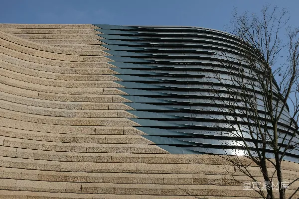 高清摄影 现代化的建筑，拥有弯曲的玻璃和石质外墙。