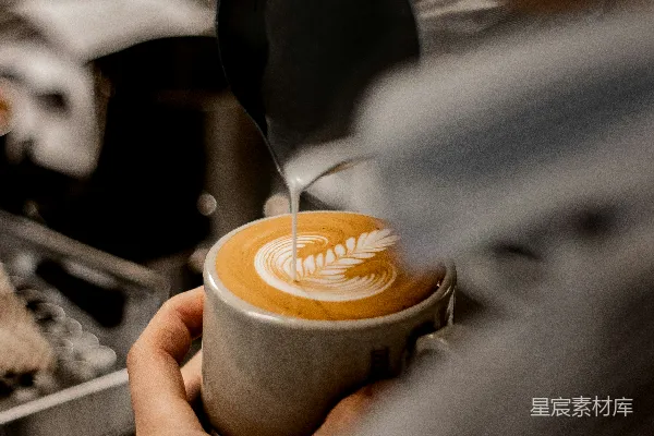一手拿着一杯咖啡