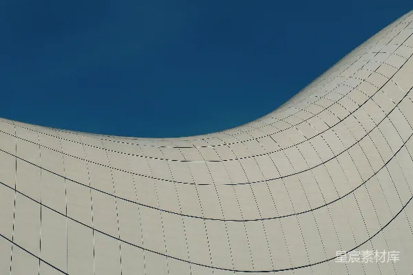 高清摄影 现代化的白色建筑在晴朗的蓝天背景下