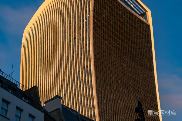 现代摩天大楼在金色的夕阳光线下熠熠生辉