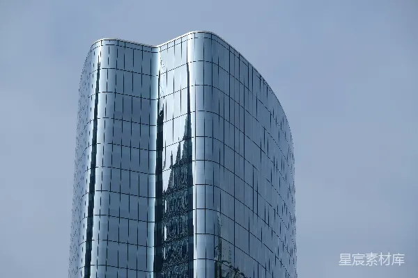 高清摄影 现代玻璃摩天大楼在阴云密布的天空下。
