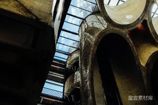 高清摄影 现代极简主义建筑，带有圆形窗户和阳台
