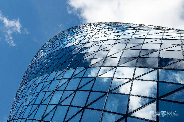 高清摄影 一座非常高大的建筑，有很多窗户。