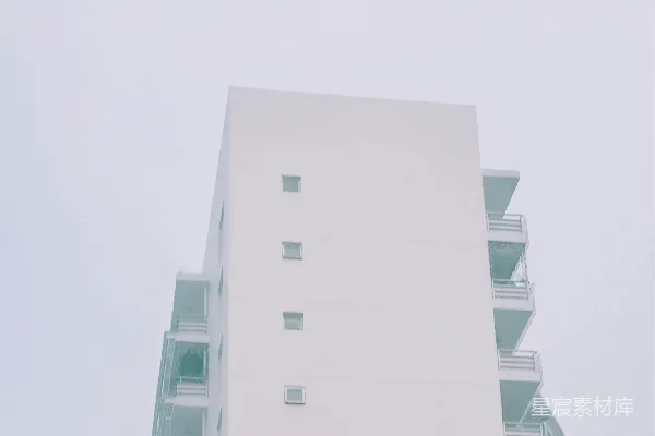 高清摄影 一座高大的白色大楼紧挨着一个停车表。