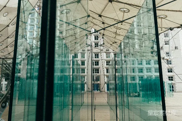 高清摄影 现代玻璃建筑映衬着一座白色建筑。
