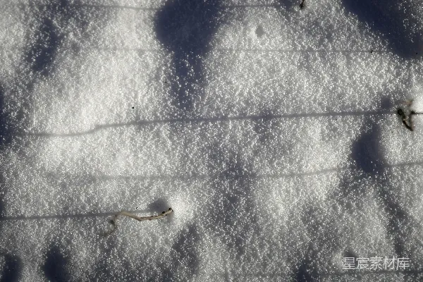 雪的特写镜头中有横线和阴影。