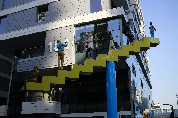 高清摄影 在一座建筑物的明亮黄色室外楼梯上的人们。