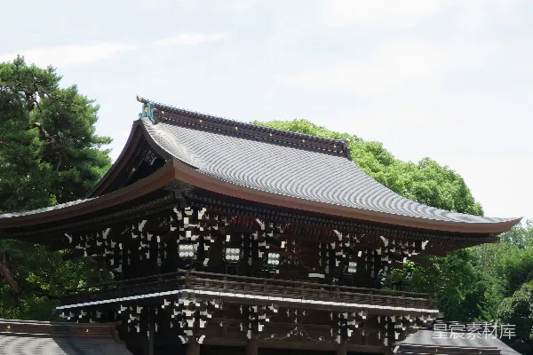 一群人在一栋高大建筑前站立