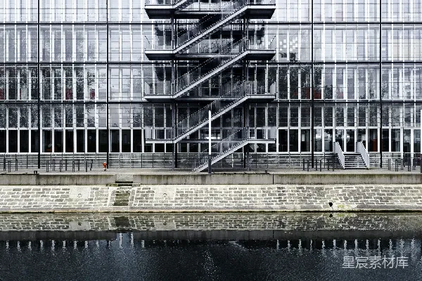 高清摄影 白天，水边有一座白色和棕色的混凝土建筑。
