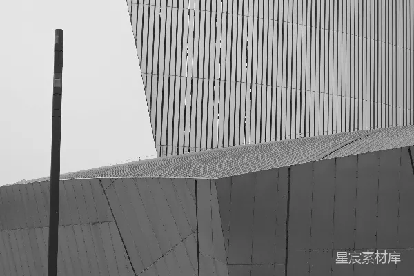 高清摄影 现代建筑，采用几何形状和金属立面。