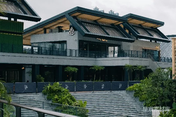 高清摄影 现代建筑，宽敞的楼梯和茂盛的绿植。