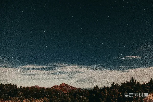 棕色山脉下的蓝天在夜间