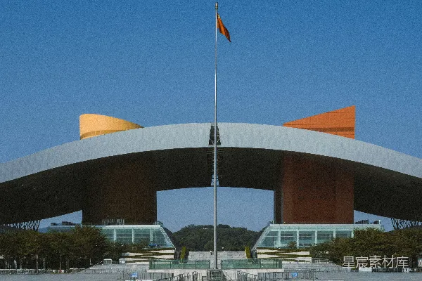 高清摄影 现代化的建筑前有一面旗杆。