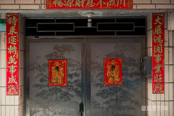 金属门上的中国新年装饰