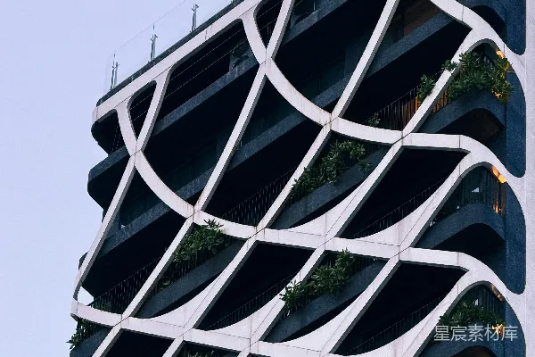 高清摄影 现代建筑，拥有独特的白色格栅外墙和阳台。