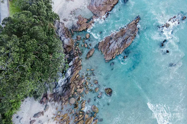 海滩上空俯视的照片，可以看到岩石和水面