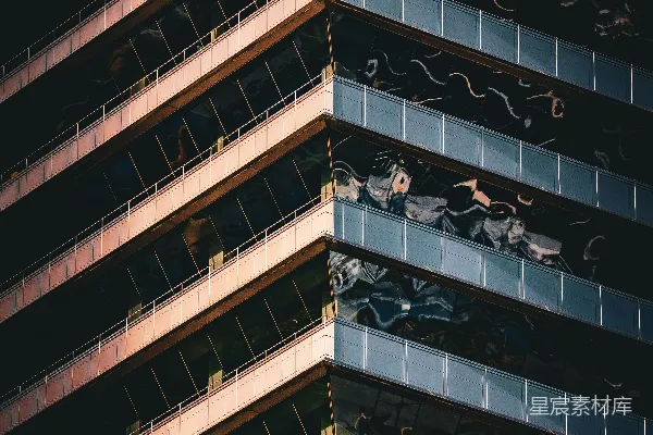 高清摄影 一座很高的建筑，窗户很多。