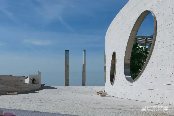 高清摄影 现代化的建筑，带有椭圆形窗户和雕塑，与天空相映成趣。