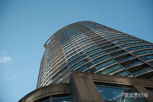 高清摄影 一座非常高大的建筑，背景是天空。