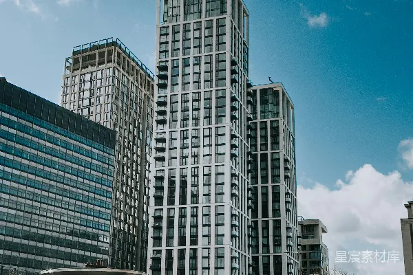高清摄影 现代高层建筑在多云的蓝天中。