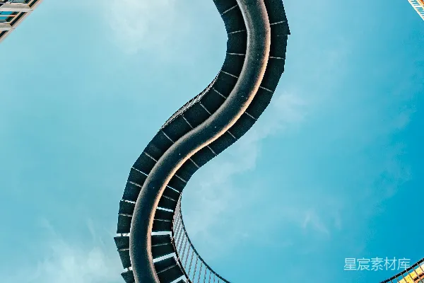 高清摄影 现代化建筑之间的弯曲金属楼梯