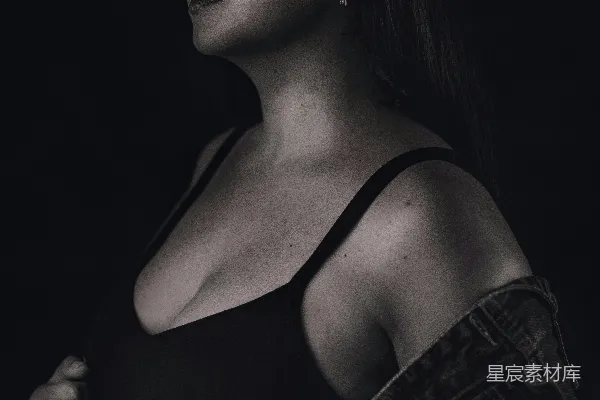 一位女性的黑白照片