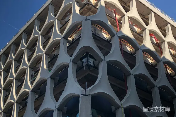 高清摄影 现代混凝土建筑，独特的几何外墙在蓝天背景下。