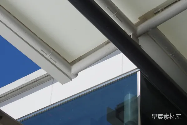 高清摄影 现代建筑物的外观，带有蓝色玻璃窗户。