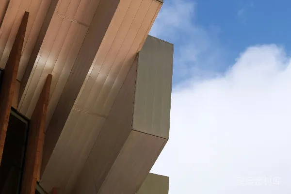 高清摄影 现代建筑立面，几何设计，背景是蓝天。