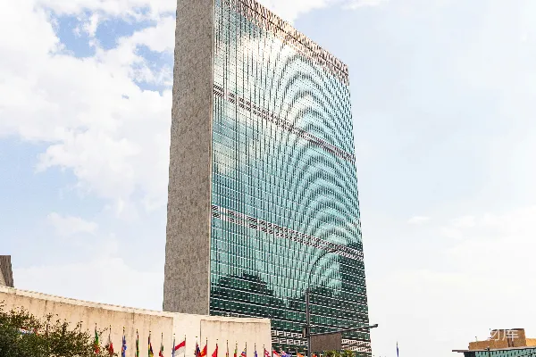 高清摄影 联合国总部大楼，旗帜飘扬，车辆穿梭。