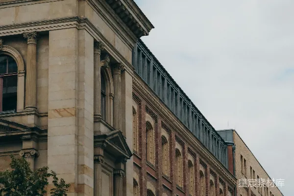 高清摄影 一座高楼上端有一个钟表的建筑