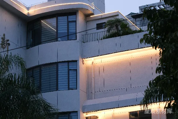 高清摄影 现代建筑在黄昏时分灯火通明的建筑细节