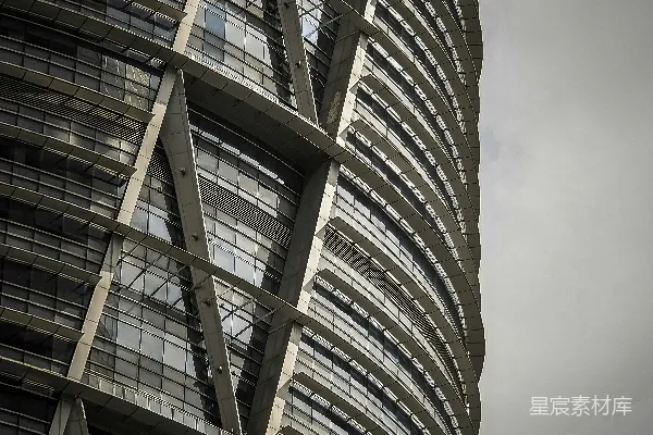高清摄影 一座非常高大的建筑物，背景是天空。