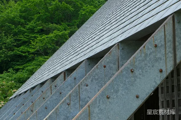 高清摄影 现代建筑结构，带有金属梁和混凝土