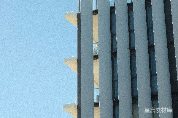 高清摄影 现代建筑外立面，垂直百叶窗与蓝天相映。