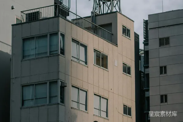 高清摄影 行人桥上的行人，背景是城市建筑。
