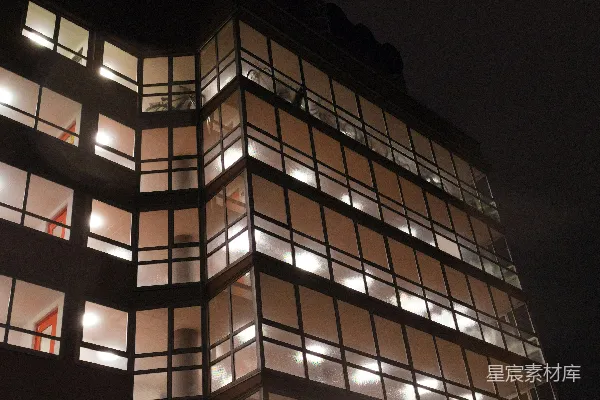 高清摄影 现代化的建筑物在夜晚灯火通明。