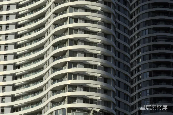 高清摄影 现代化建筑的立面，带有弯曲的阳台和窗户。