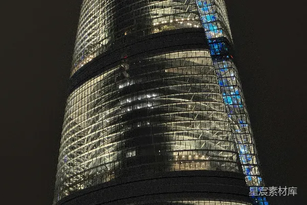 高清摄影 一座非常高大的建筑物，它的侧面有一个钟表。