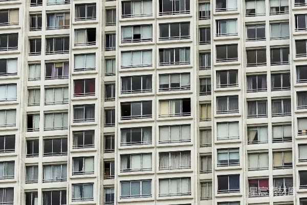 带有玻璃窗户的白色建筑