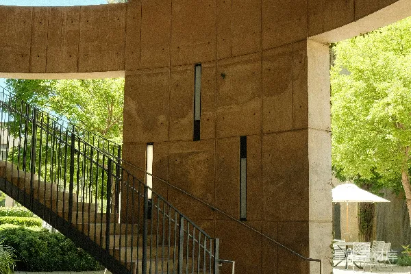 高清摄影 现代混凝土建筑，带有室外楼梯和树木。