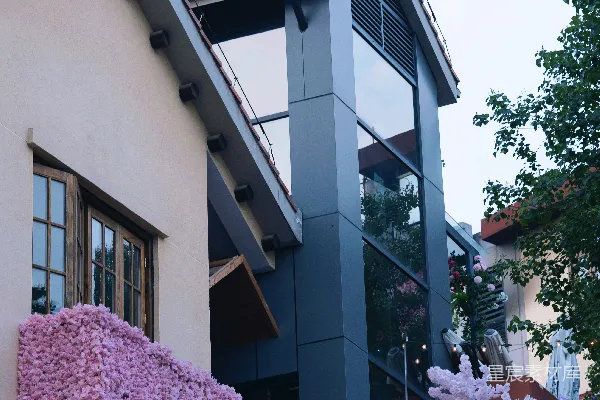 高清摄影 带有阳台和屋顶装饰着粉红色花卉装饰的建筑。