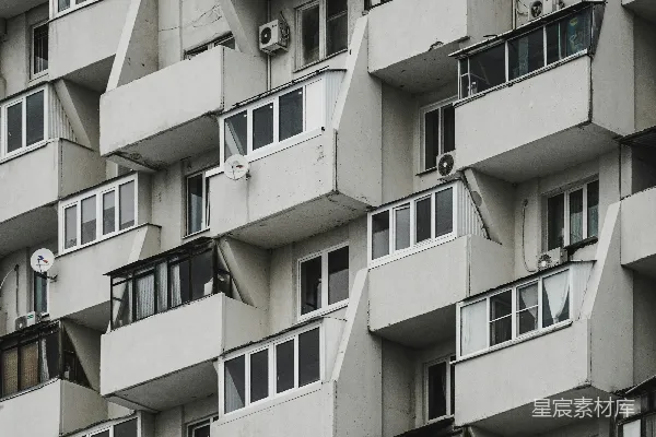 高清摄影 一座非常高的建筑物，上面有阳台和窗户。