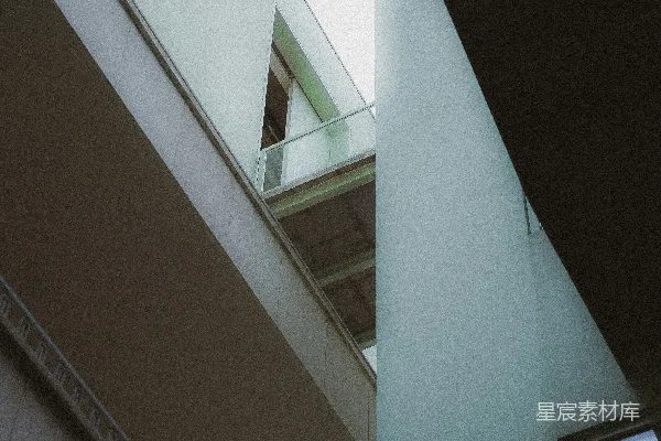 高清摄影 带有薄荷绿色墙壁和阳台的几何现代建筑。